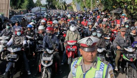 Motorcyclists leaving Jakarta during Ramadhan
